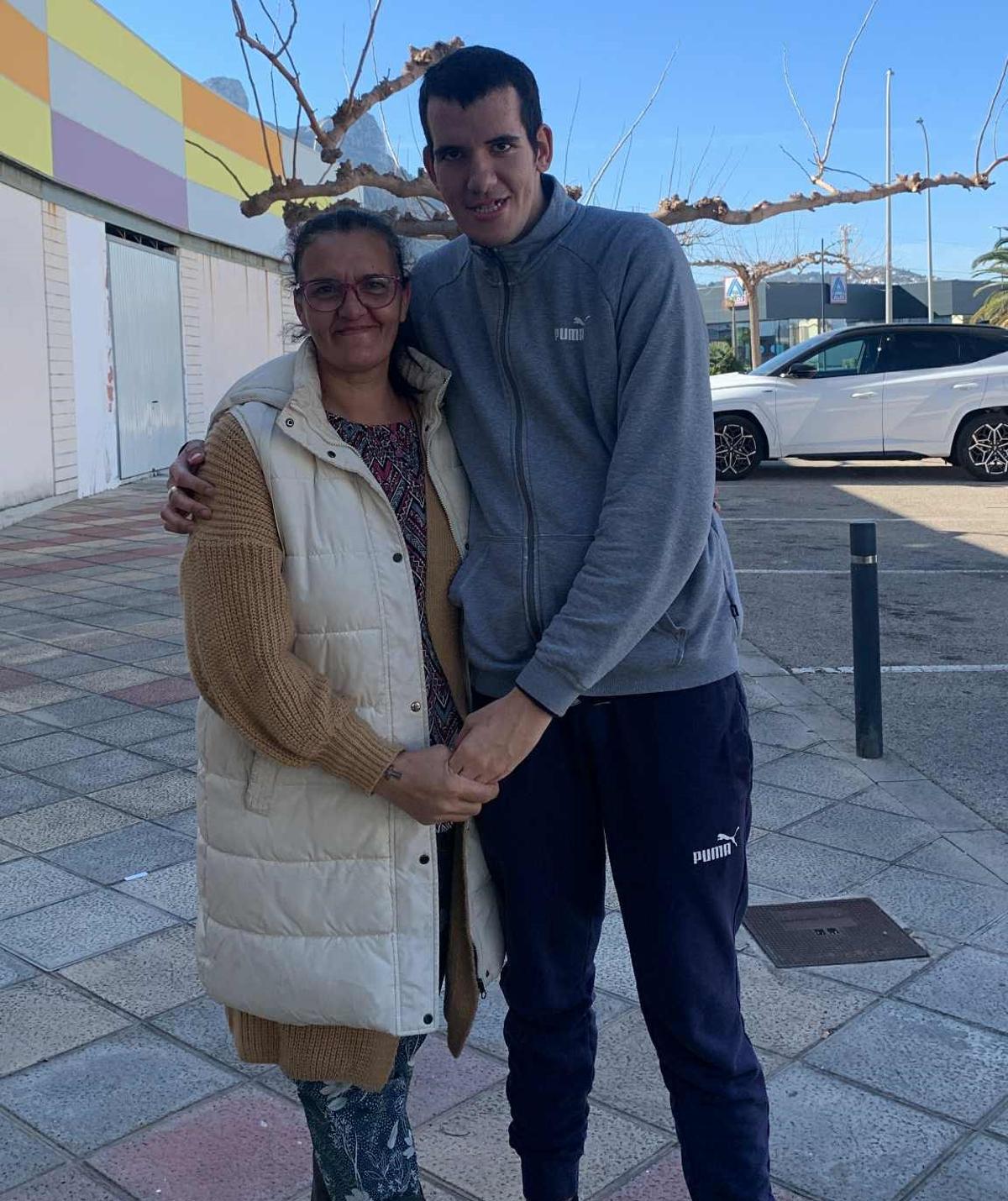 Carmen Espinosa junto a su hijo Toni.
