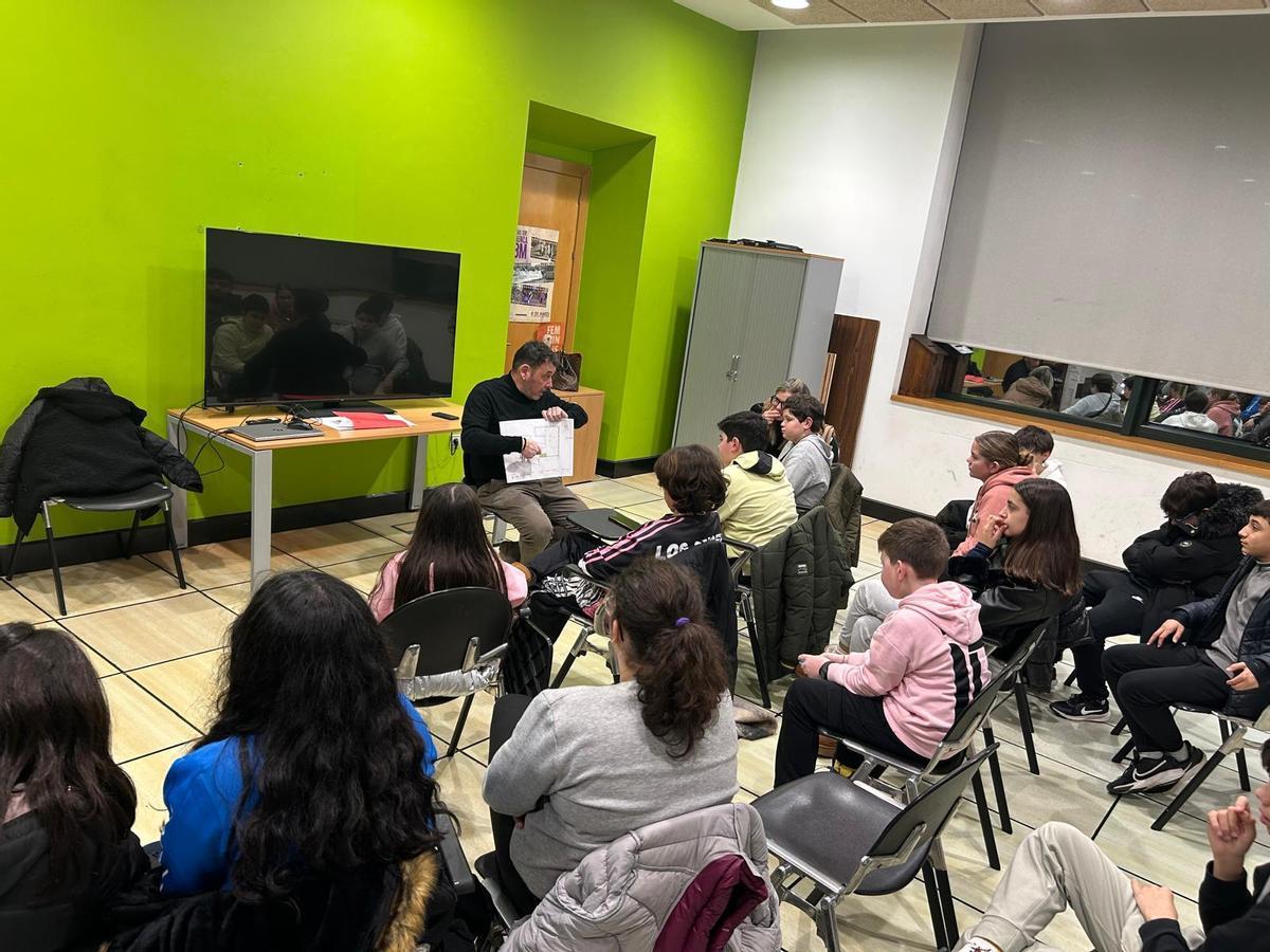 Reunión del alcalde, Julio García, con el Consejo de la Infancia y la Juventud sobre el tema del centro intergeneracional de Barredos.