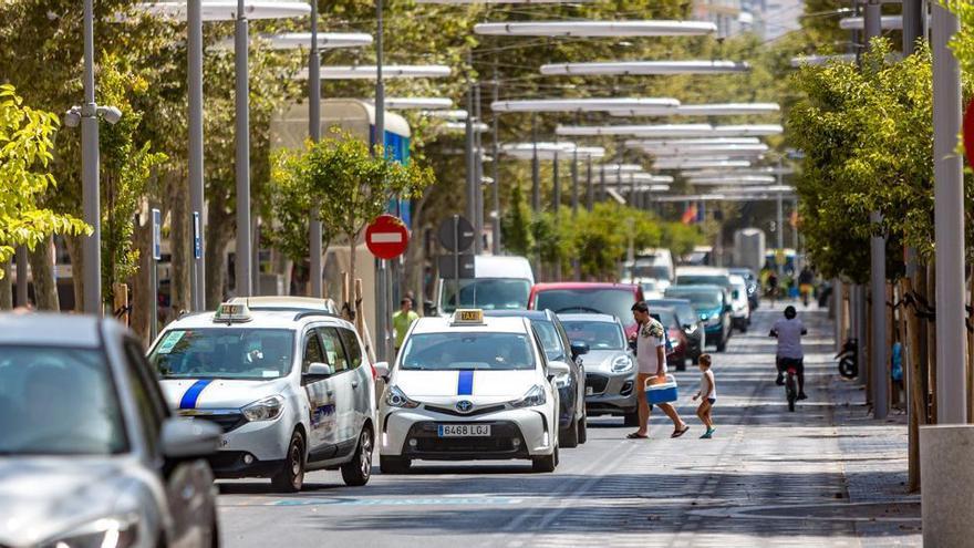 Vehículos en la avenida del Mediterráneo, donde la velocidad está limitada a 10 kilómetros por hora.