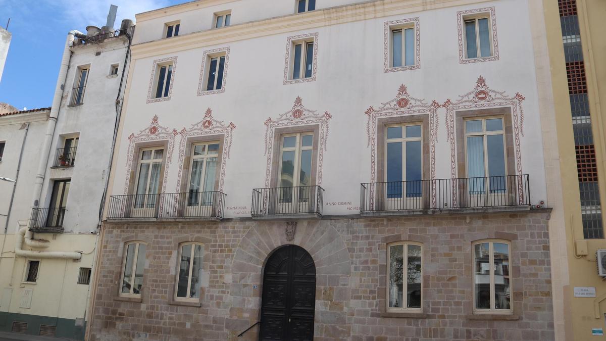 L'Ajuntament de Blanes des de la plaça dels dies Feiners
