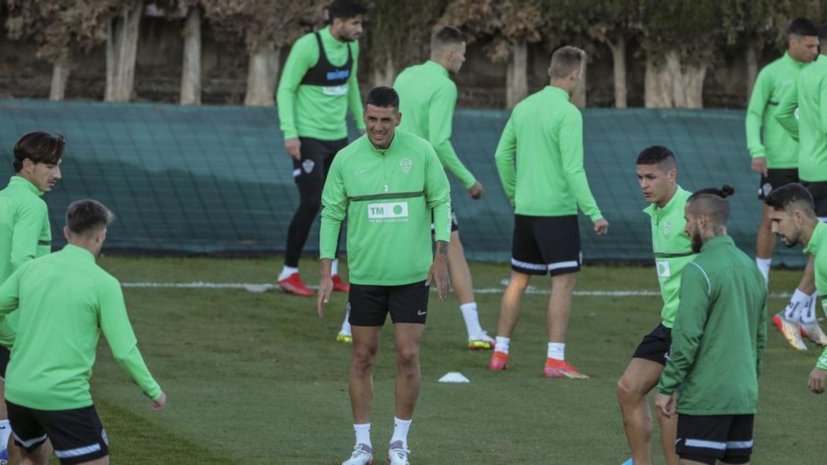 Los jugadores del Elche entrenando en el campo Díez Iborra. | ANTONIO AMORÓS