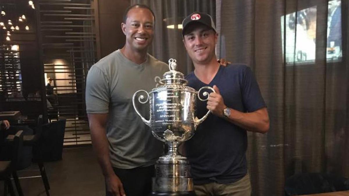 Tiger y Thomas, con el trofeo de campeón del PGA Championship