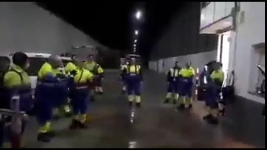 El 'Resistiré' de los trabajadores de Limasa antes de salir a trabajar