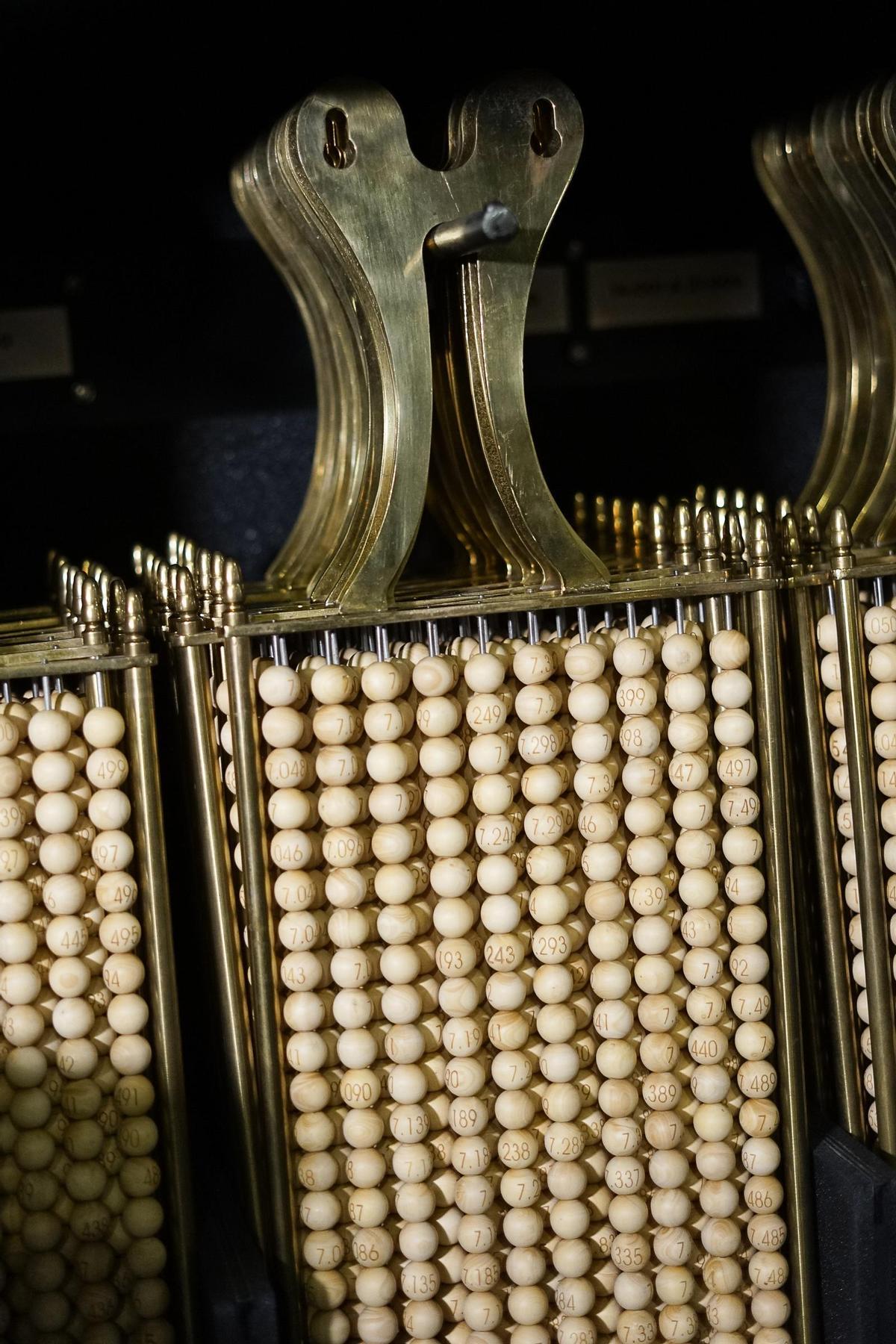 También han llegado al Teatro Real las 100.000 bolas de números y las 1.807 bolas de premios.