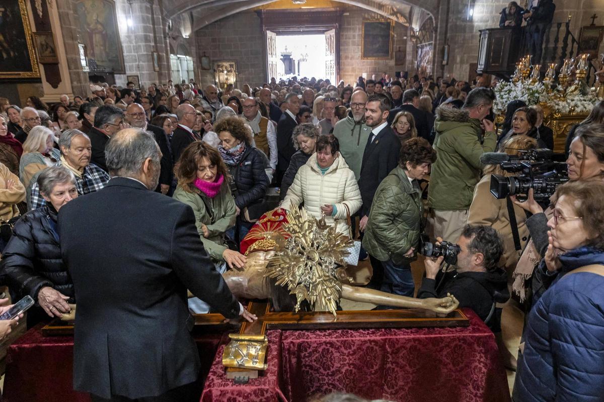 Devotos veneran el Crist de la Sang
