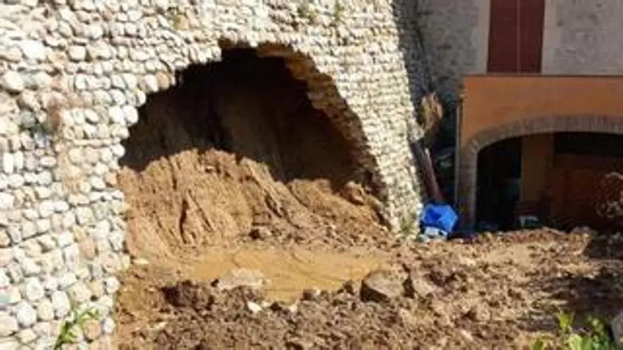 S'esfondra un tram de muralla a Cervià de Ter per una fuita d'aigua