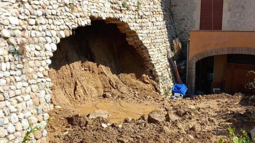 La muralla esfondrada a Cervià de Ter