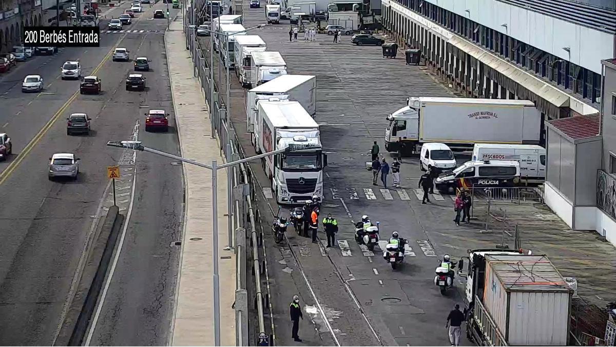 Convoy de camiones antes de salir del puerto de Vigo escoltados por la policía en la octava jornada de la huelga de transporte. 21 marzo 2022