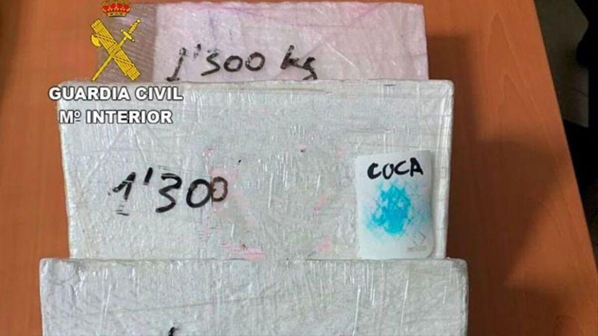 Algunos de los paquetes de cocaína interceptados por la Guardia Civil.