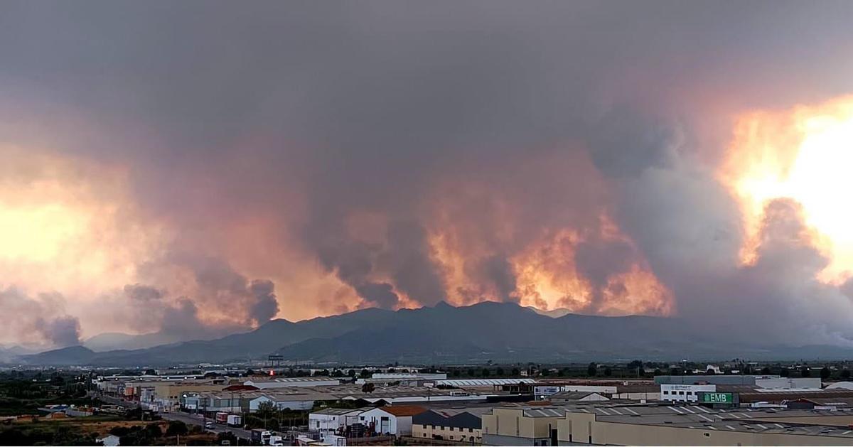 El incendio de la Vall d'Uixó desde Burriana.