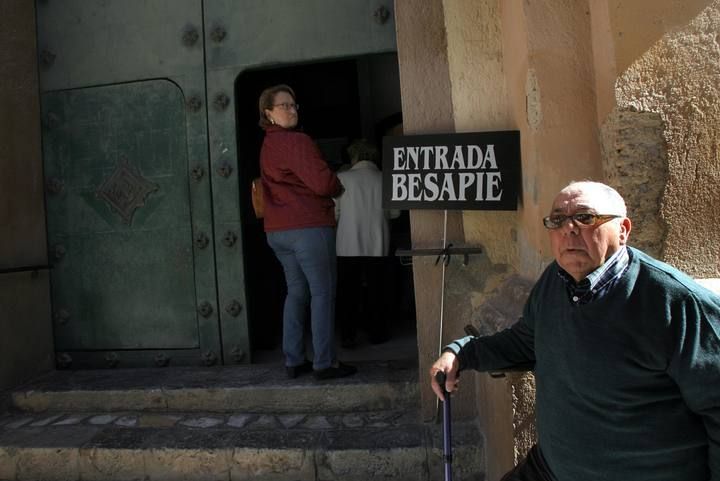 Besapie del Cristo de Medinaceli en Cartagena