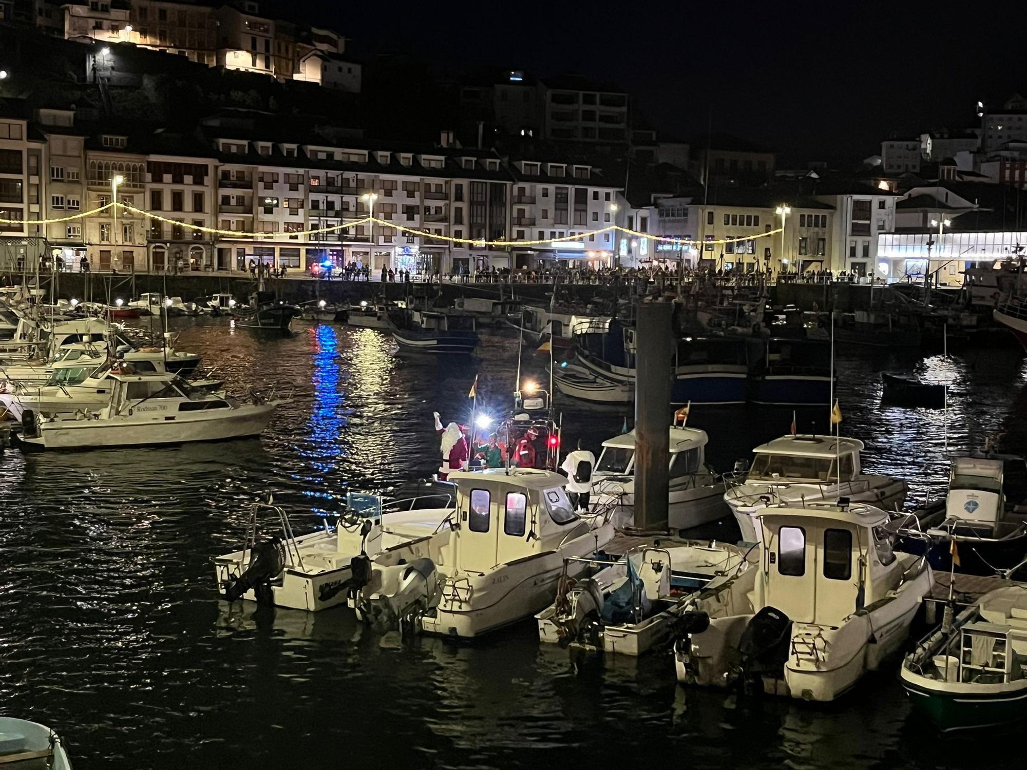 En imágenes: El espectacular desfile de Papá Noel por las calles de Luarca