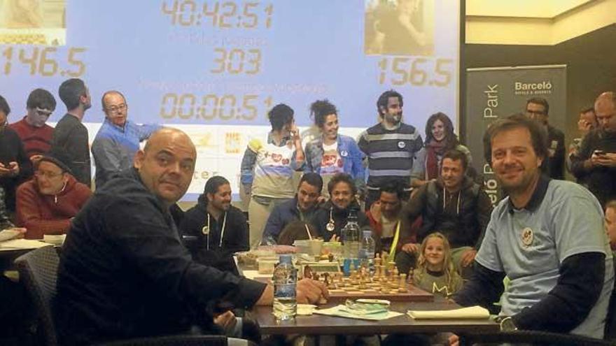 Joan Oliver y Toni Nadal, en el momento de batir el récord.