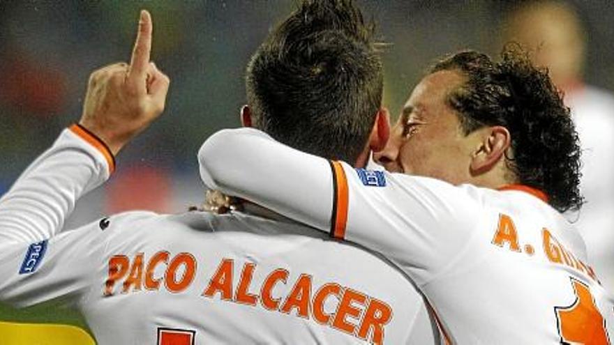Alcácer celebra con Guardado el primer tanto para el Valencia