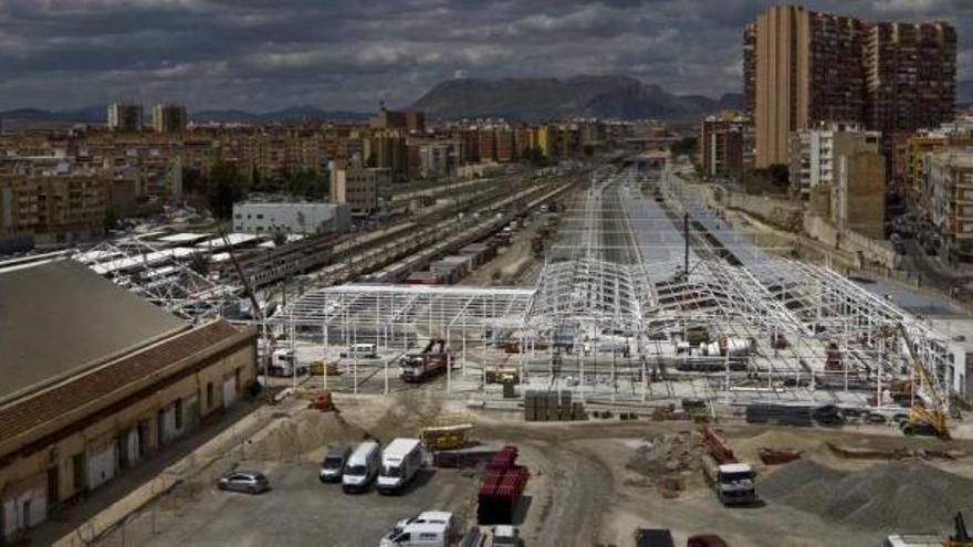 Imagen de las obras de la estación provisional del AVE, con parte de la ciudad al fondo.