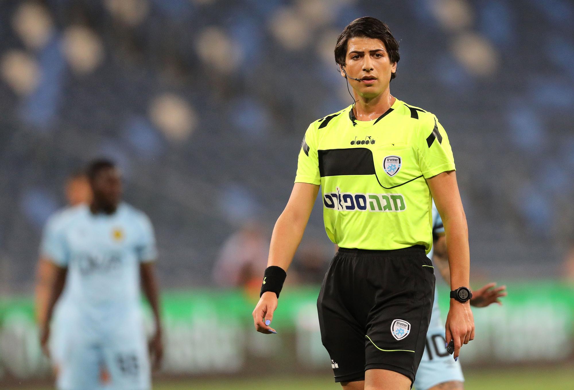 Berman, en su primer partido como colegiada.