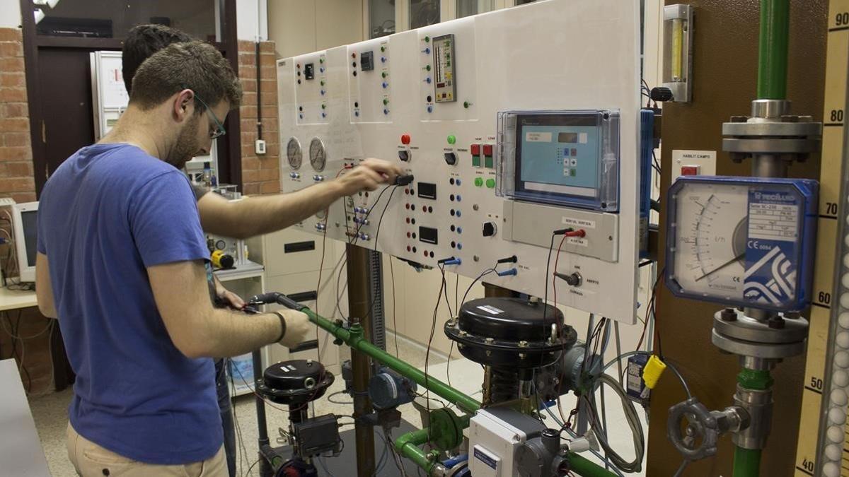 Un estudiante en el taller de electroquímica del instituto Comte de Rius de Tarragona.