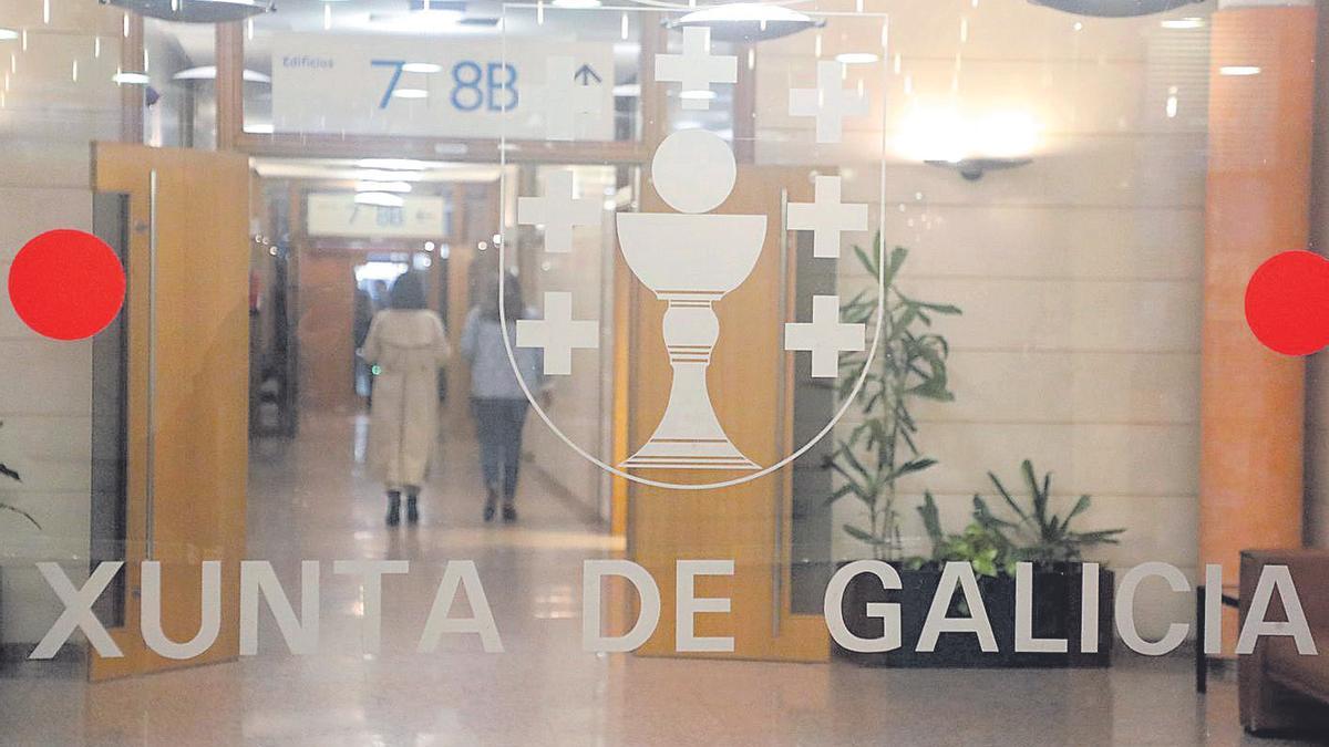 Una de las puertas de entrada a la sede central de la Xunta en Santiago de Compostela.