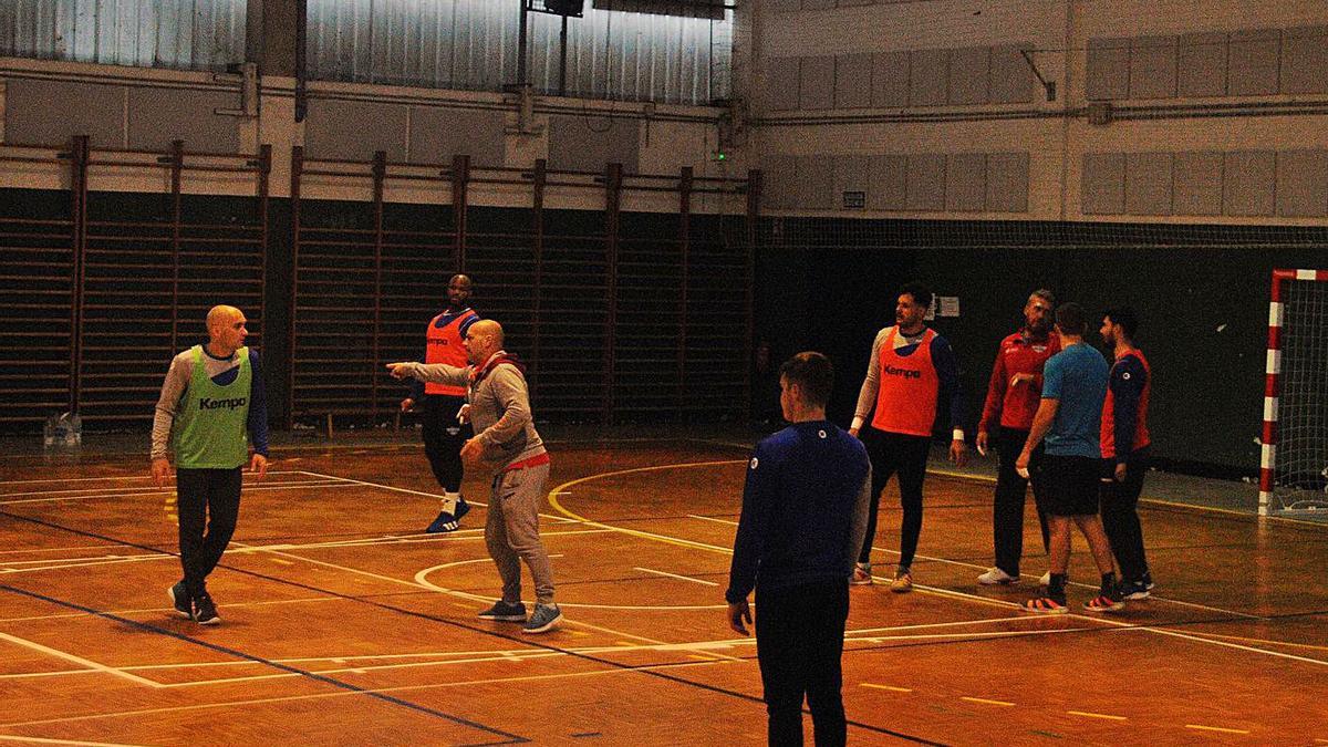 Fernando Latorre da instrucciones a sus jugadores en la sesión de ayer en Rodeira. |  // GONZALO NÚÑEZ