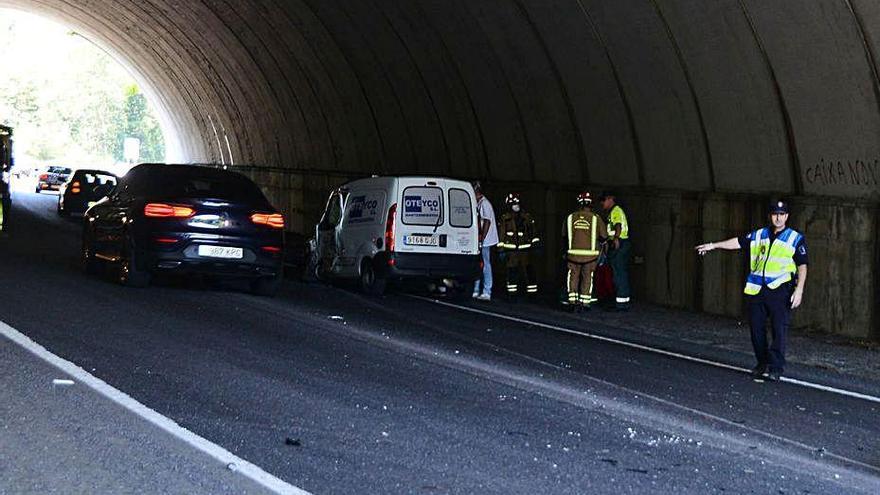 Equipos de emergencias atienden al conductor de la furgoneta.