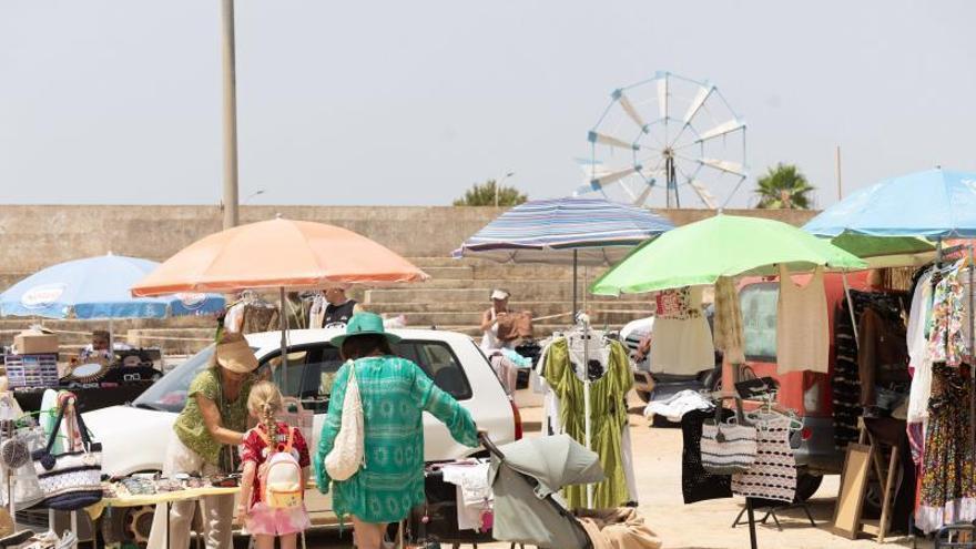 El mercadillo de Sant Jordi resiste al calor del verano: "Nuestra temporada es de octubre a mayo"