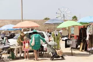 El mercadillo de Sant Jordi resiste al calor del verano