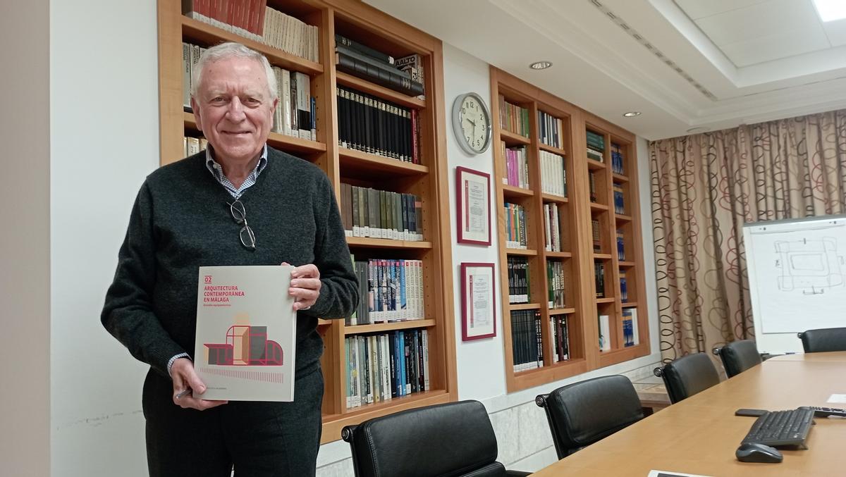 El académico y arquitecto Ángel Asenjo, con el segundo volumen de Arquitectura Contemporánea de San Telmo. El académico y arquitecto Ángel Asenjo, con el segundo volumen de Arquitectura Contemporánea de San Telmo.