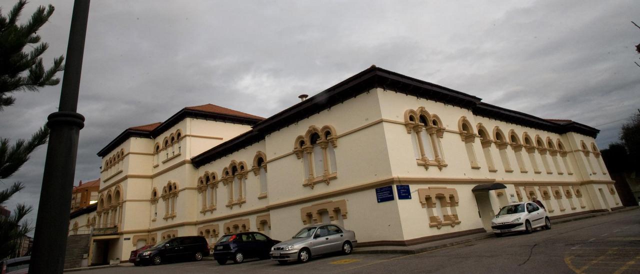 Fachada principal del Hospital de Avilés.