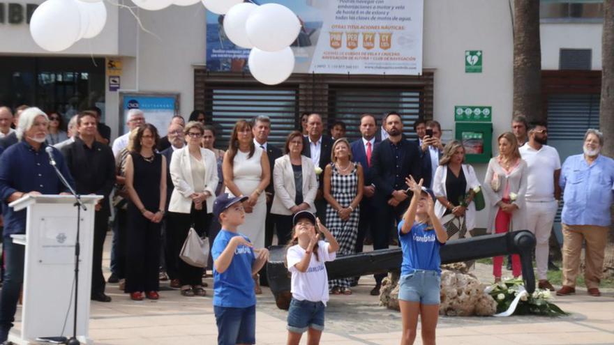 Cambrils recorda les víctimes amb un acte «per prevenir l’odi»