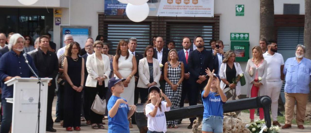 Tres infants a l&#039;acte d&#039;homenatge a les víctimes. | ACN