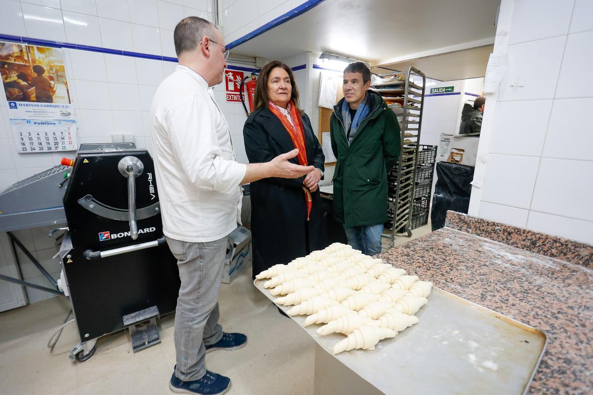 Ana Ortiz, durante su visita al taller de la panadería Barrio do Cura.