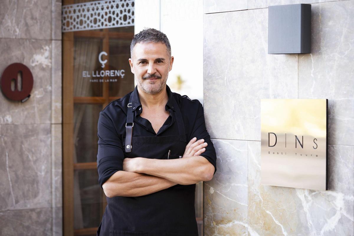 Santi Taura a las puertas del restaurante Dins, en el Hotel Llorenç