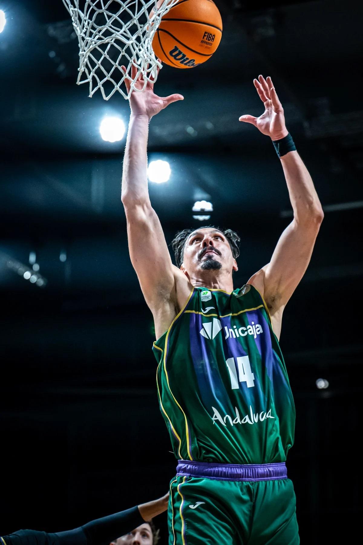 Nihad Djedovic ante el ALBA Berlín en BCL.