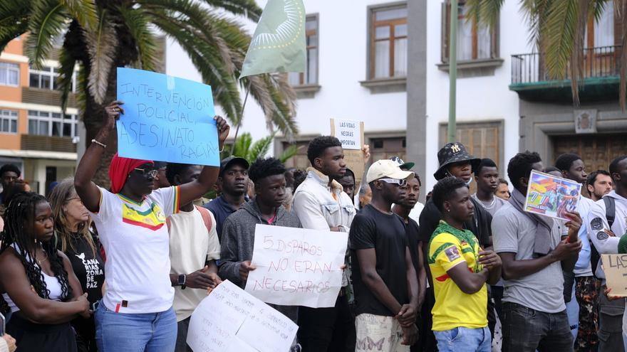 Concentración por la muerte de Abdoulie Bah en la plaza de La Feria