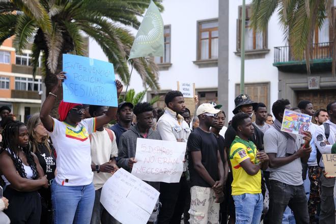 Concentración por la muerte de Abdoulie Bah en la plaza de La Feria