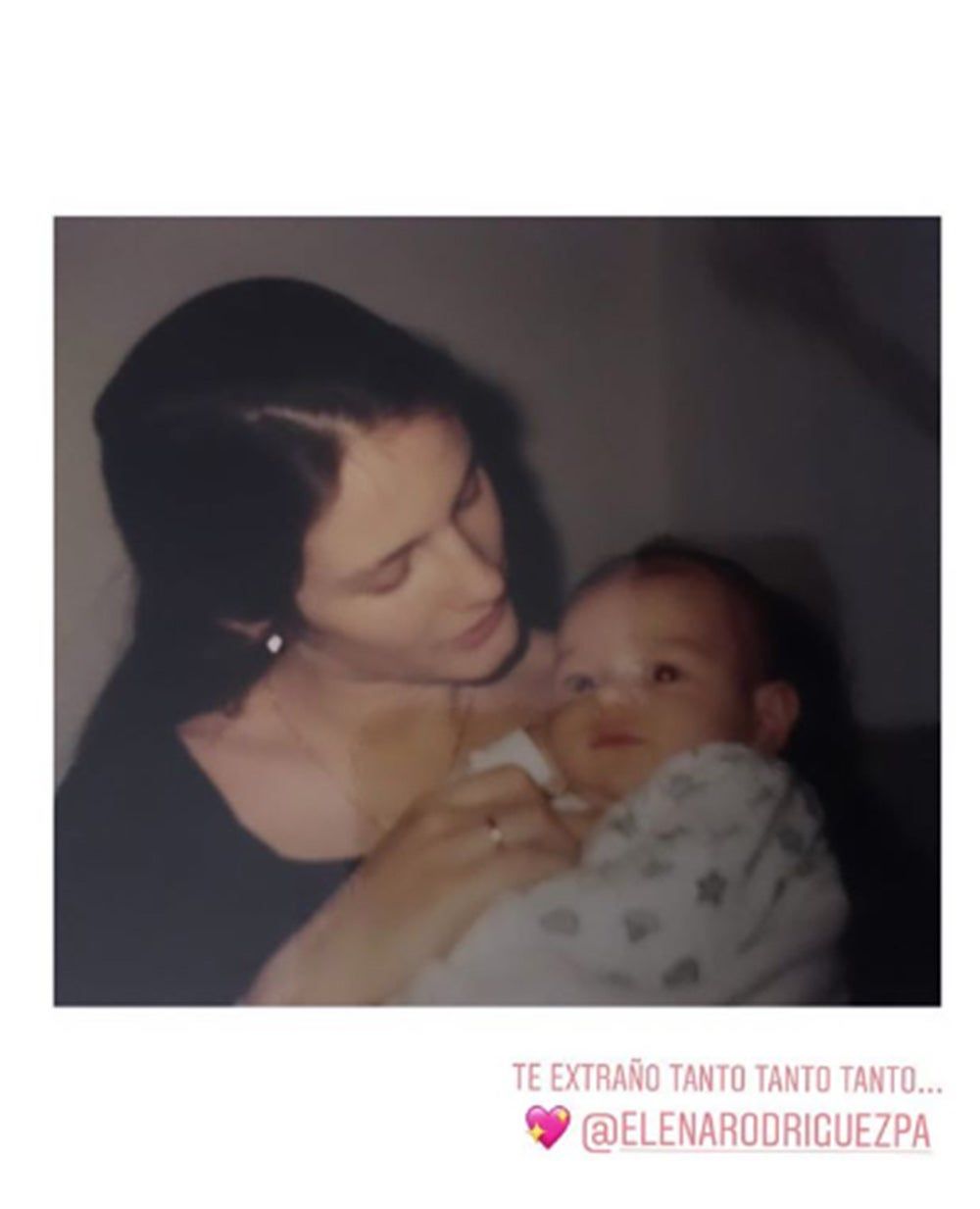 Adara Molinero en brazos de su madre Elena