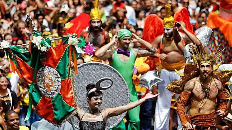 Participantes en el desfile de bandas callejeras, en Río de Janeiro.