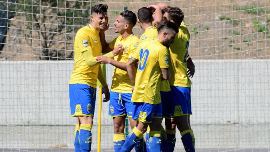 Jugadores de Las Palmas Atlético celebran un gol anotado al Cartagena en el Anexo.