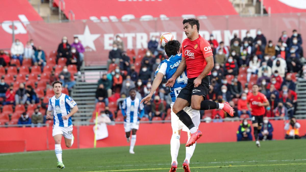 Abdón pugna la pelota con Cabrera.