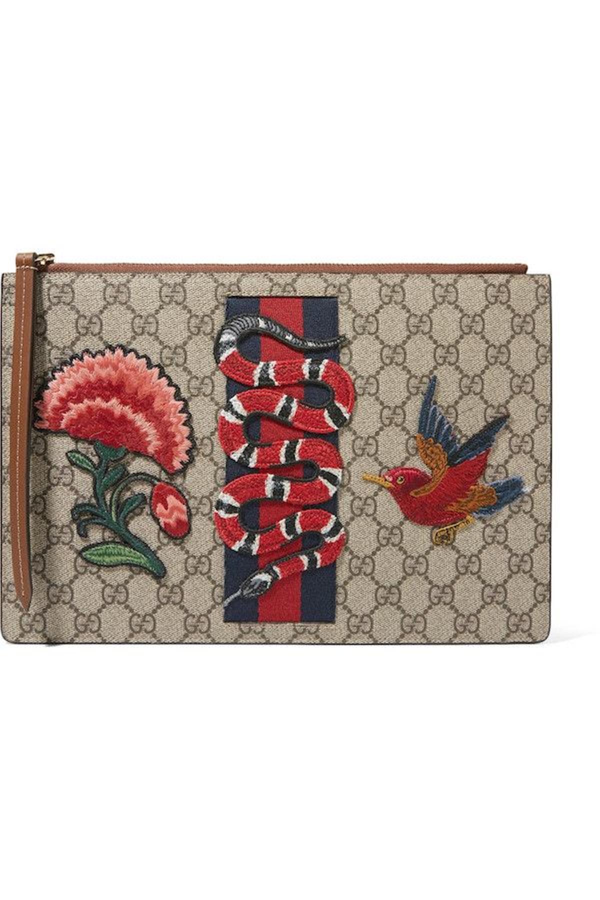 Sobre en canvas y piel con bordados, de Gucci, 690 euros