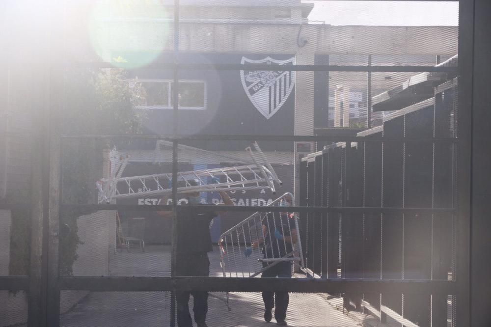 Desde las 9h de la mañana, jugadores, cuerpo técnico y personal del Málaga CF han ido pasando por el estadio de La Rosaleda para someterse a las pruebas de detección del Covid-19.