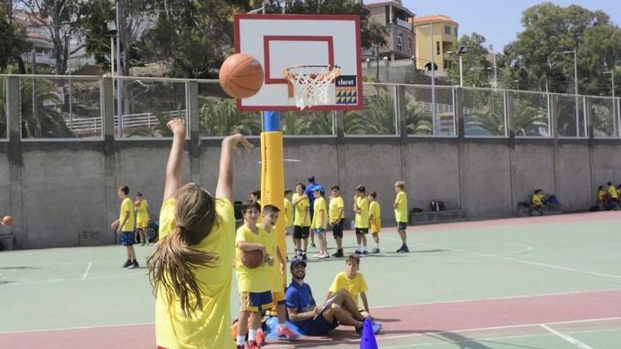 El jugador Juancho Hernán Gómez visita el Campus del Herbalife Gran Canaria