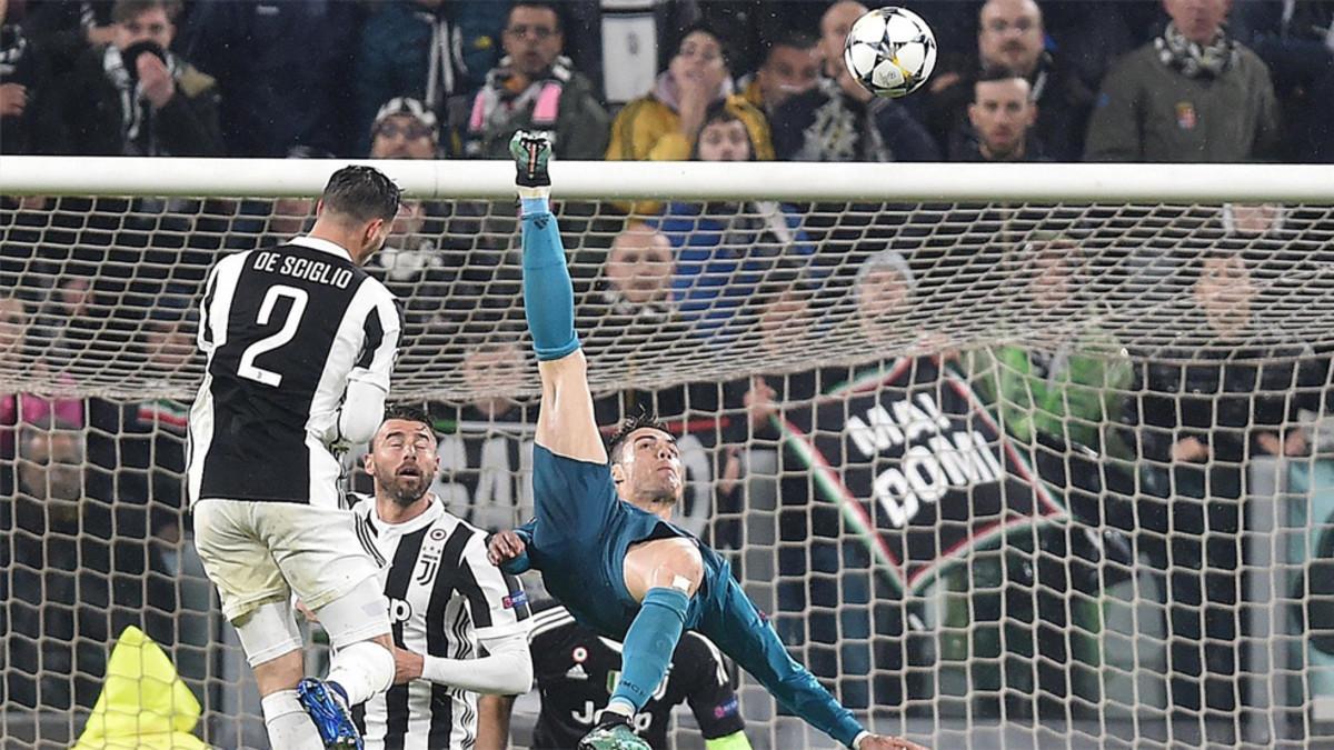 Cristiano Ronaldo remata de chilena durante el Juventus-Real Madrid de la Champions 2017/18