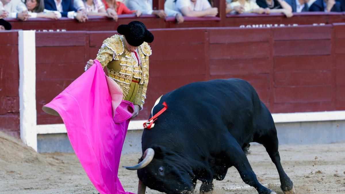 Juan Ortega a la verónica en el primero de su lote.
