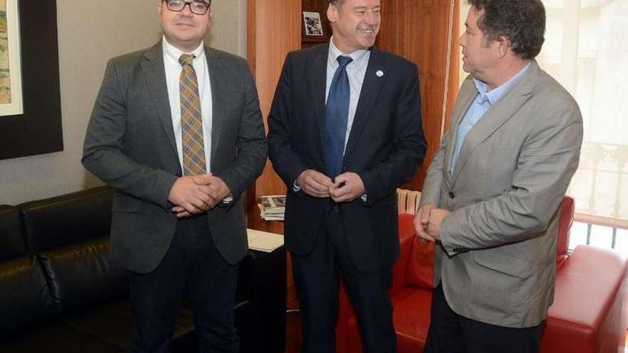 Juan Manuel Corbacho, Salustiano Mato y Fernández Lores, en la reunión de ayer.