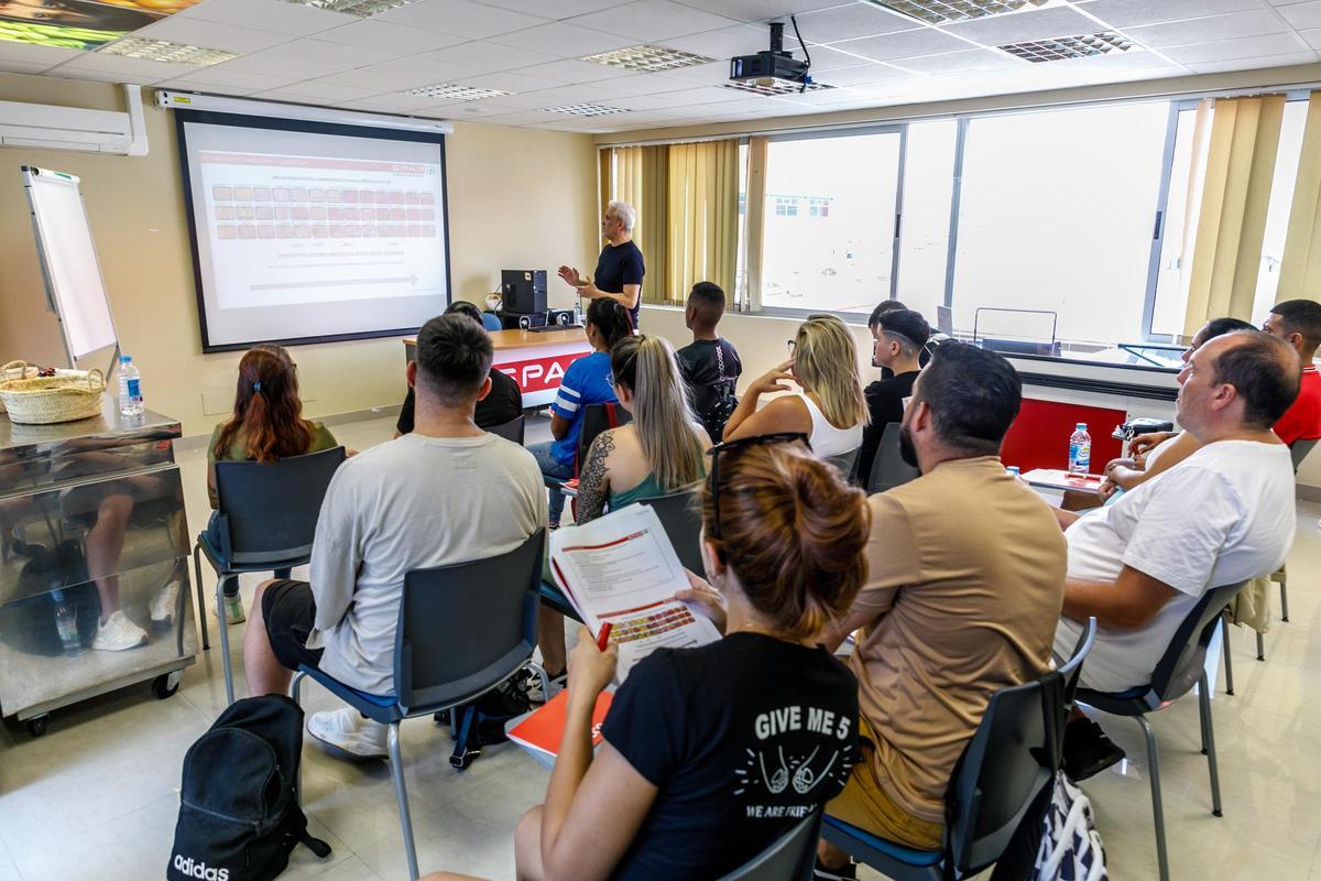 Una de las sesiones de formación teóricas presenciales impartidas en la central de la cadena