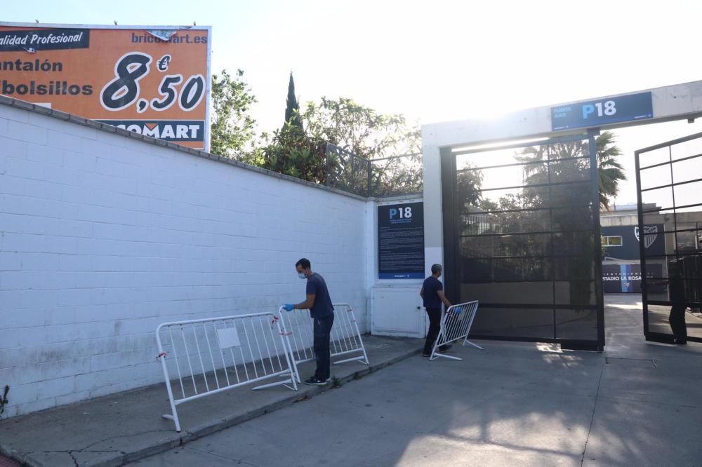 Desde las 9h de la mañana, jugadores, cuerpo técnico y personal del Málaga CF han ido pasando por el estadio de La Rosaleda para someterse a las pruebas de detección del Covid-19.