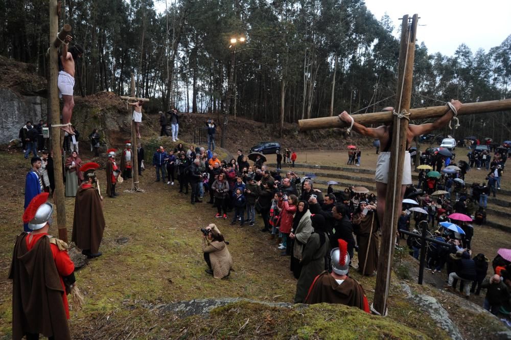 La parroquia de Paradela representa el Via Crucis y la Crucifixión, declaradas de interés turístico gallego