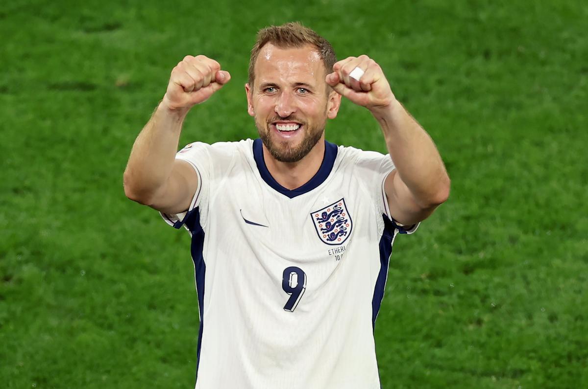 Dortmund (Germany), 10/07/2024.- England captain Harry Kane celebrates at the end of the UEFA EURO 2024 semi-finals soccer match between Netherlands and England, in Dortmund, Germany, 10 July 2024. England won 2-1 (Alemania, Países Bajos; Holanda) EFE/EPA/GEORGI LICOVSKI. seleccion paises bajos . seleccion inglaterra. eurocopa 2024 alemania . seleccion paises bajos . seleccion inglaterra. semifinal. signal iduna park