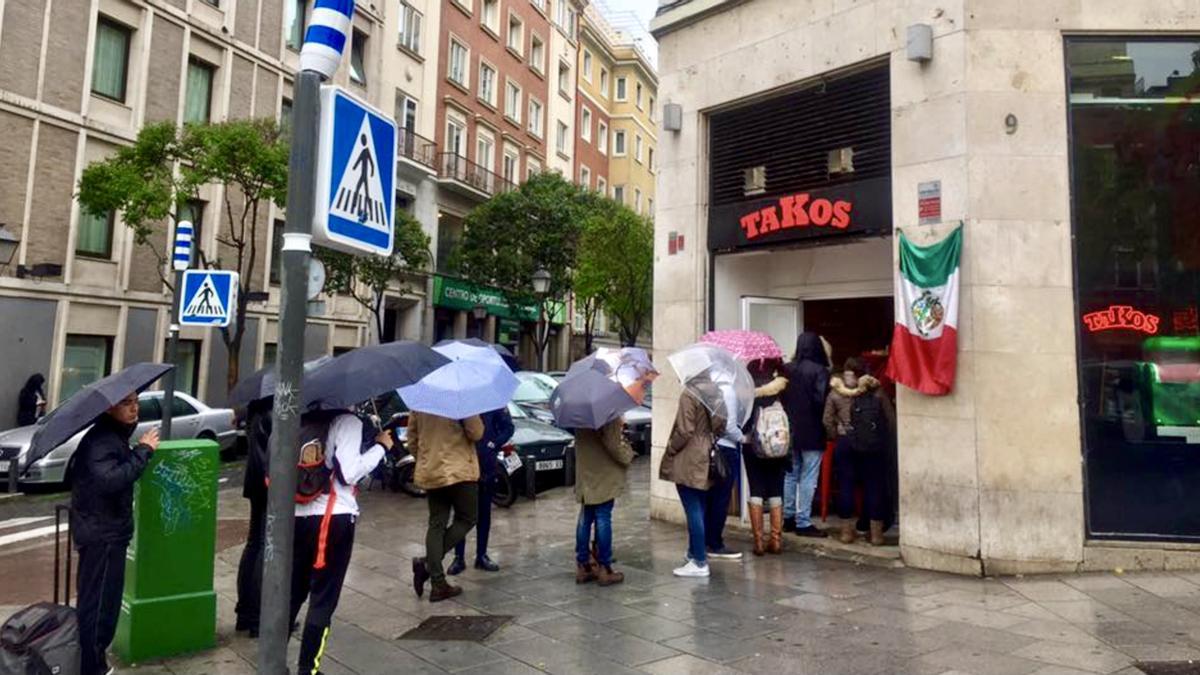 Las sempiternas colas de Takos al Pastor (Madrid).